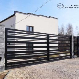 NOK FIRMA OGRODZENIOWA - Brama dwuskrzydłowa i furtka palisadowe pod wymiar klienta, ze wzorem z profilem 10x2 i 2x2 cm w kolorze czarnym RAL9005