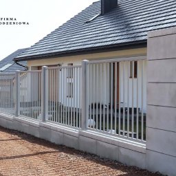 Ogrodzenie palisadowe z profilem 2x2 cm, prześwit 11 cm, w pionie w kolorze RAL7040. Montowane na bloczka Roma Mega, snow.