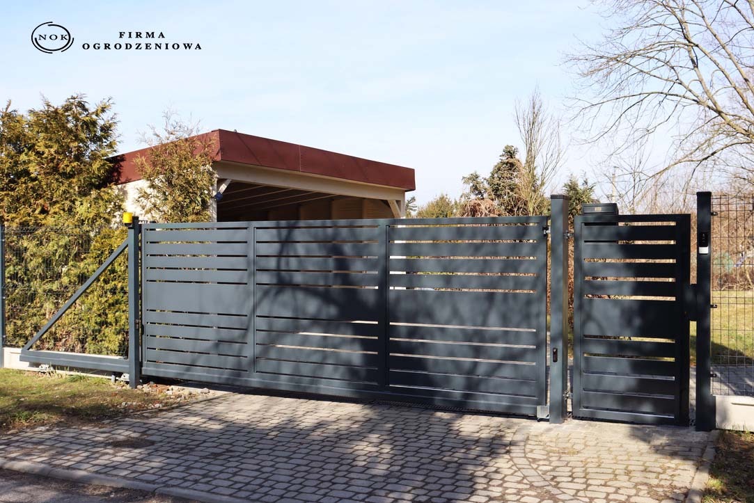 Brama przesuwna palisadowa oraz furtka z profilem 12x2 cm i 30x2 cm, w kolorze grafit RAL7016