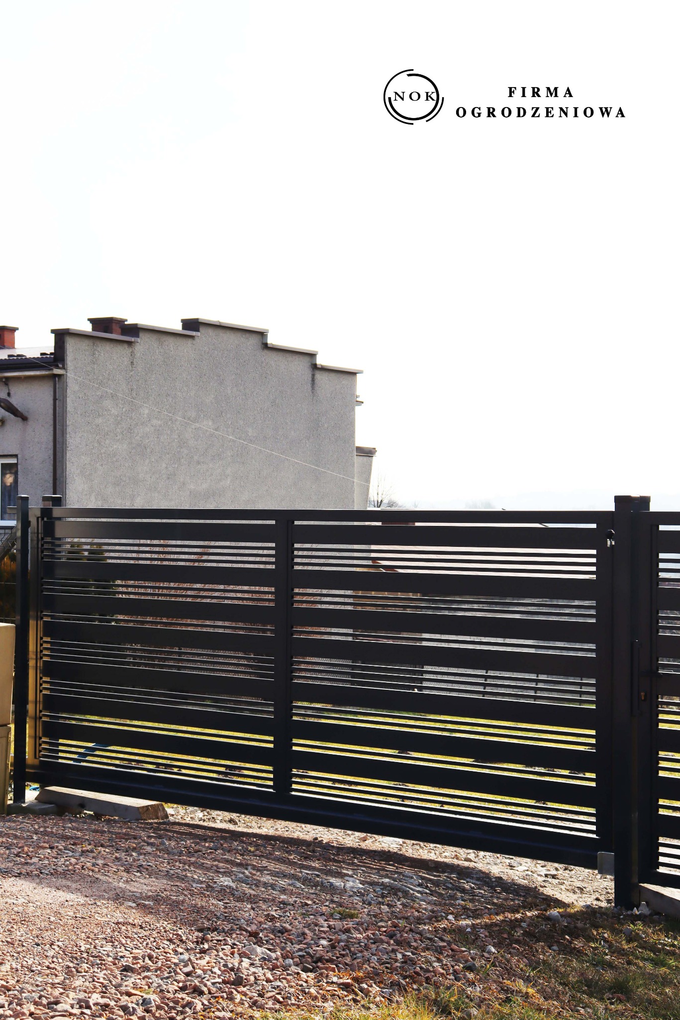 Brama przesuwna palisadowa 4 m, ze wzorem z profili 10x2 i 2x2 cm, kolor czarny RAL9005