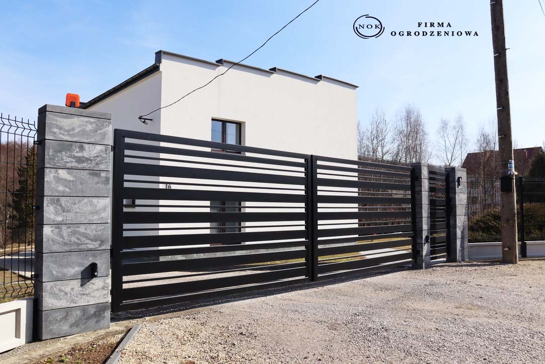 Brama dwuskrzydłowa i furtka palisadowe pod wymiar klienta, ze wzorem z profilem 10x2 i 2x2 cm w kolorze czarnym RAL9005