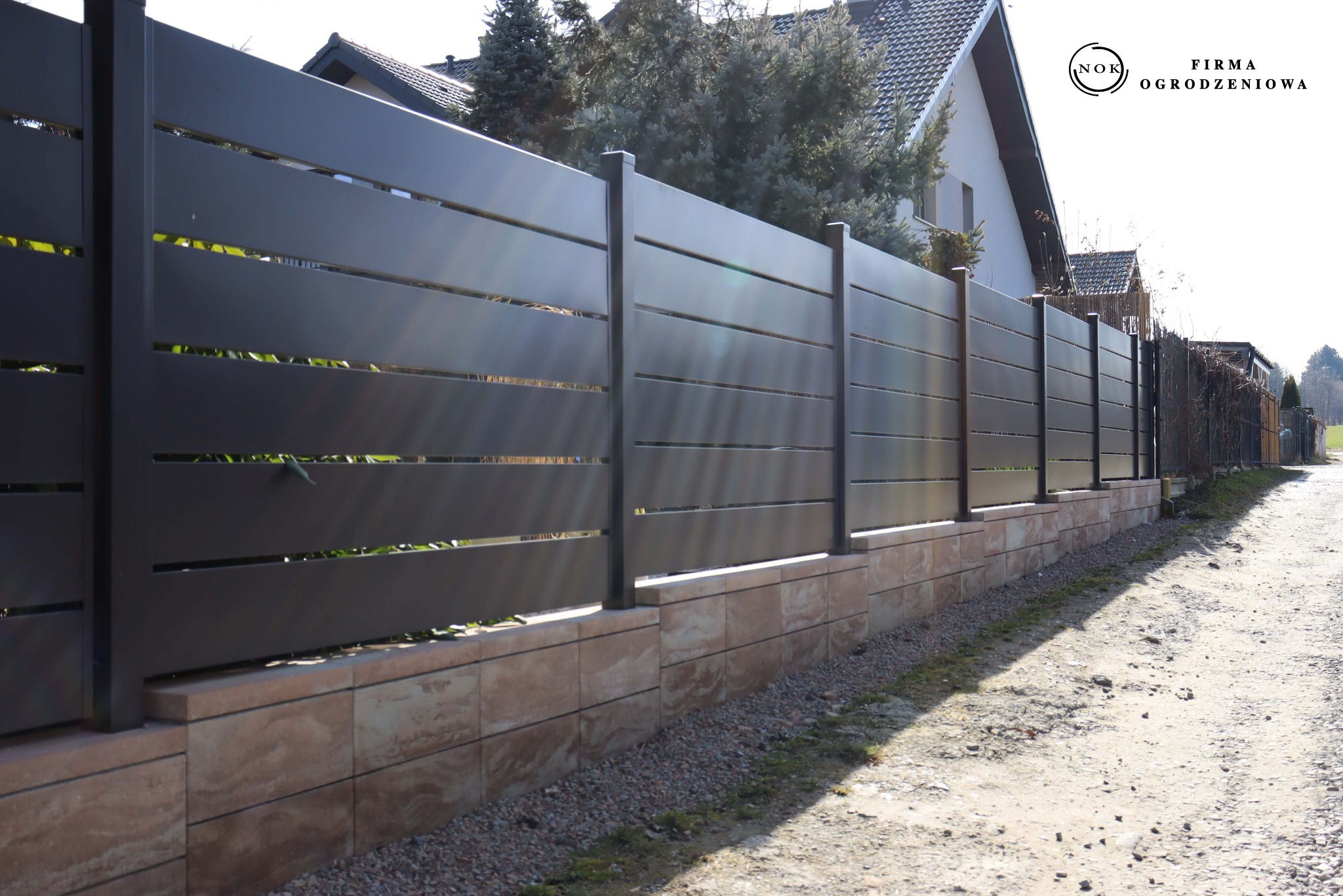 Ogrodzenie palisadowe z profili 20x2 cm, na bloczkach Roma Horizon, amber