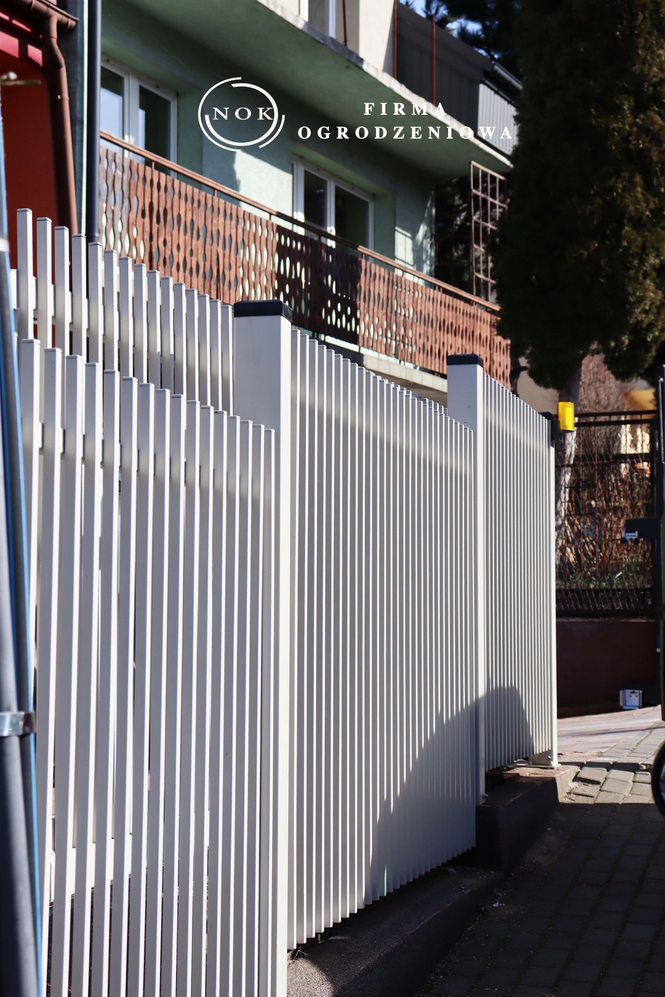 Ogrodzenie palisadowe z profilem 2x2 cm, w pionie RAL7044