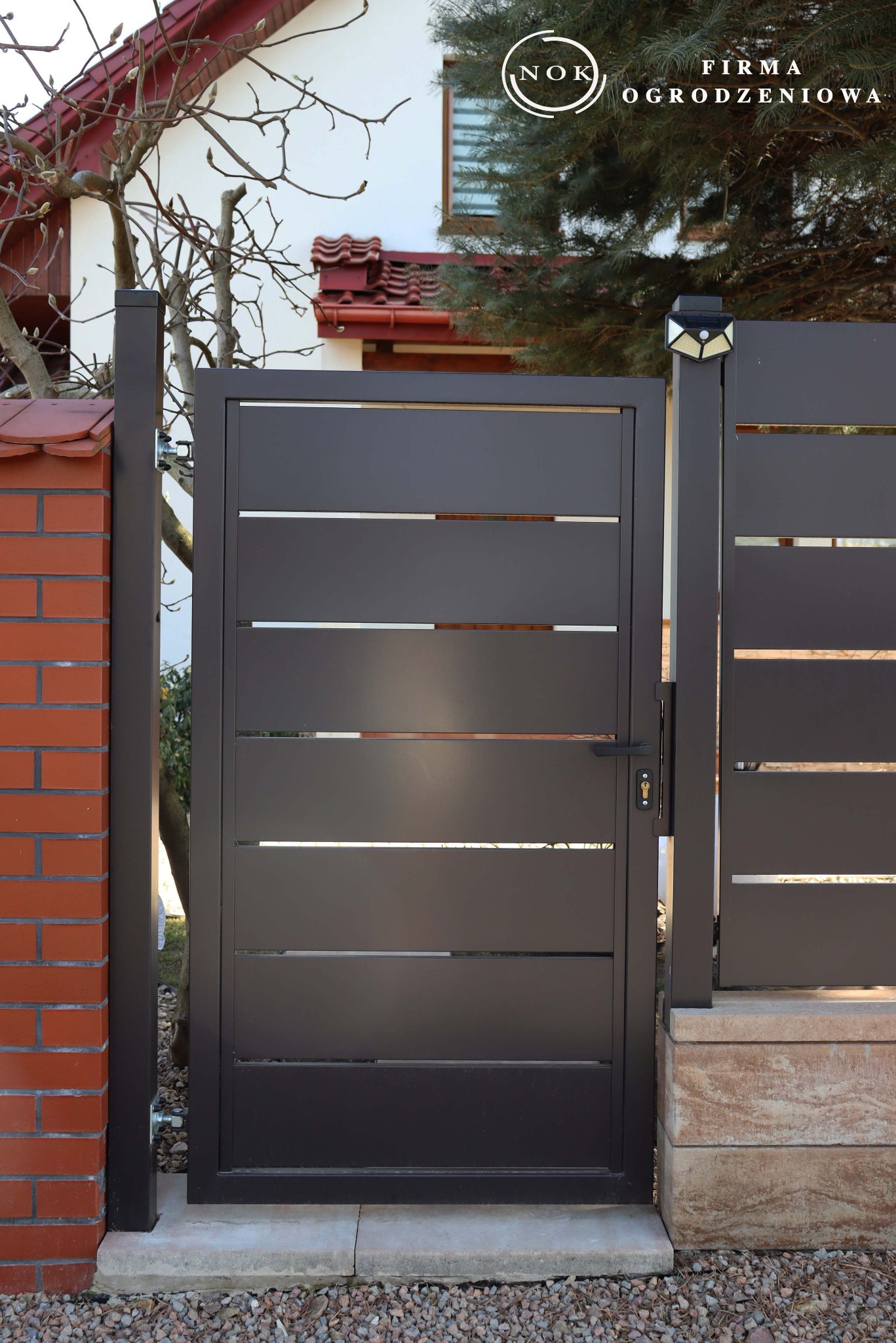 Furtka palisadowa z profilem 20x2 cm, kolor brązowy