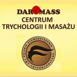 Logo centrum trychologii i masażu 'Dar Mass' z emblematem Polskiego Stowarzyszenia Trychologicznego na żółtym tle.