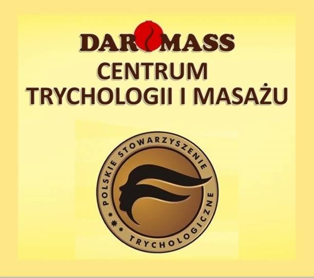 Logo centrum trychologii i masażu 'Dar Mass' z emblematem Polskiego Stowarzyszenia Trychologicznego na żółtym tle.
