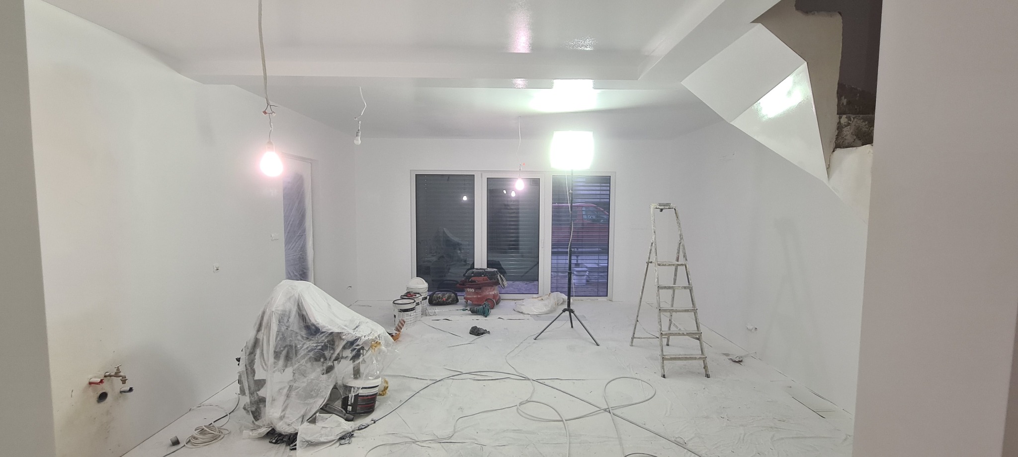 Szpachlowanie i malowanie metodą natryskową.