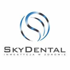 Logo SkyDental: abstrakcyjny okrąg z gradientem niebiesko-szarym nad napisem 'SKY DENTAL INWESTYCJA W ZDROWIE' w szarym kolorze.