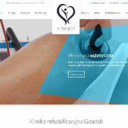 Fragment strony internetowej kliniki medycyny estetycznej Vitalmed Clinic, prezentujący zabieg Indiba na nodze pacjenta, z widocznym urządzeniem i logo kliniki.