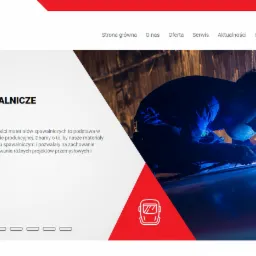 Fragment strony internetowej firmy produkującej materiały spawalnicze, z pracownikiem w masce spawalniczej w trakcie spawania, iskrzące światło spawarki.