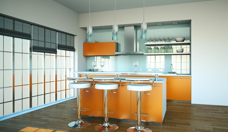 Pomarańczowa wyspa kuchenna z trzema białymi hokerami na tle okna z roletami rzymskimi i szklanych półek z naczyniami