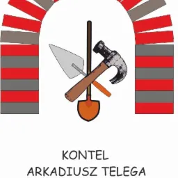 Ilustracja logo firmy budowlanej Kontel Arkadiusz Telega, przedstawiająca ceglany łuk w kolorach czerwonym i szarym, zwieńczony szarym trapezem z czerwoną literą K, a wewnątrz łuku skrzyżowane...