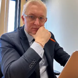 zwyczajny dzień w biurze przed spotkaniem z klientem online - kawa i komputer