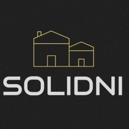 Solidni Firma budowlana - Minimalistyczne logo firmy budowlanej: złote kontury dwóch domów i biały napis 'SOLIDNI' na ciemnoszarym tle z subtelną teksturą.