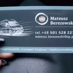 Wizytówka firmy Mateusz Berezowski z grafiką busa, numerem telefonu i adresem email, oferującej usługi transportu krajowego i międzynarodowego.