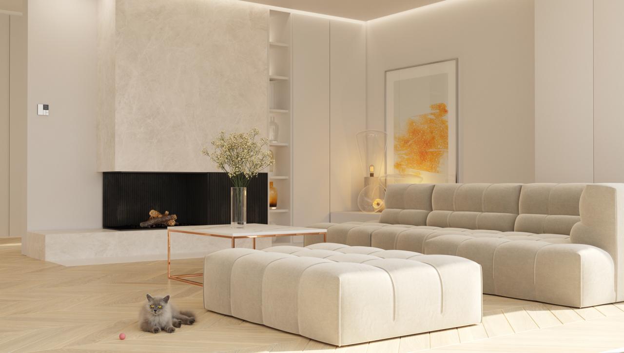 Jasne wnętrze salonu z kominkiem, beżową sofą modułową, pufem i szarym kotem bawiącym się różową piłeczką na parkiecie.