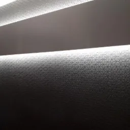 Ściana z ciemną, geometryczną tapetą, oświetlona od góry dwoma pasami światła LED, tworzącymi kontrastowe cienie.