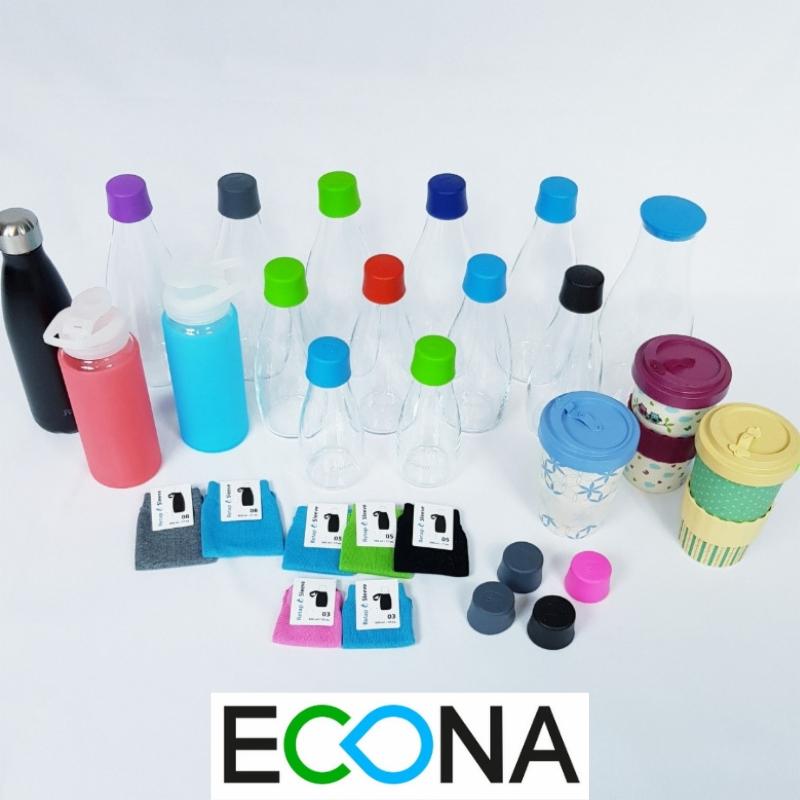 Zestaw różnorodnych butelek wielokrotnego użytku, kubków termicznych i pokrowców na białym tle, oferowanych w Częstochowie, z widocznym logo firmy ECONA.