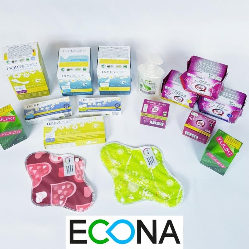 Różnorodność produktów higienicznych dla kobiet, w tym podpaski, wkładki i tampony różnych marek, ułożone na białym tle z logo ECONA w dolnej części.