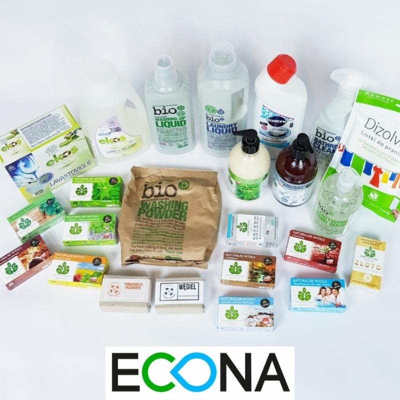 Zestaw ekologicznych środków czystości i mydeł naturalnych różnych marek, w tym płyny do prania, mycia naczyń, proszek do prania i mydła w kostkach, na białym tle, z widocznym logo firmy ECONA.