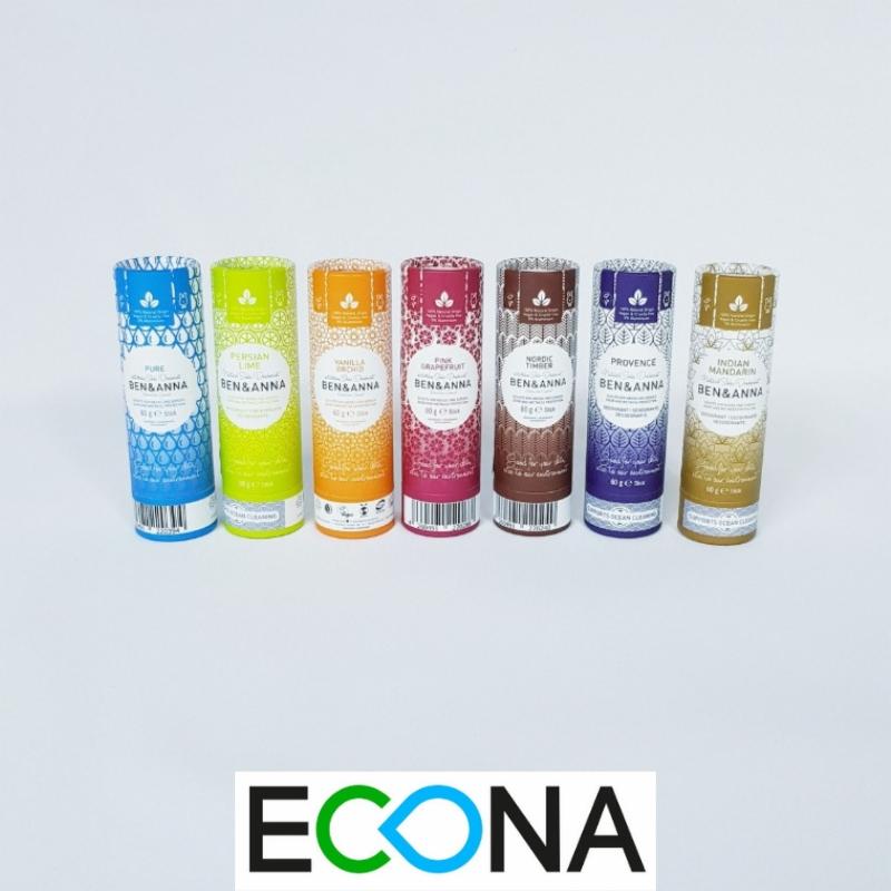 Sześć kolorowych, cylindrycznych dezodorantów marki Ben & Anna w papierowych opakowaniach, ustawionych w rzędzie na białym tle, z logo ECONA na dole.