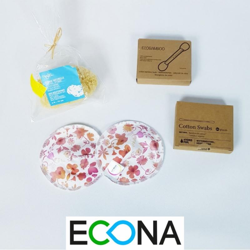 Zestaw ekologicznych produktów higienicznych: gąbka naturalna w opakowaniu, płatki kosmetyczne wielokrotnego użytku z kwiatowym wzorem, patyczki higieniczne z bambusa w kartonowych pudełkach, logo...