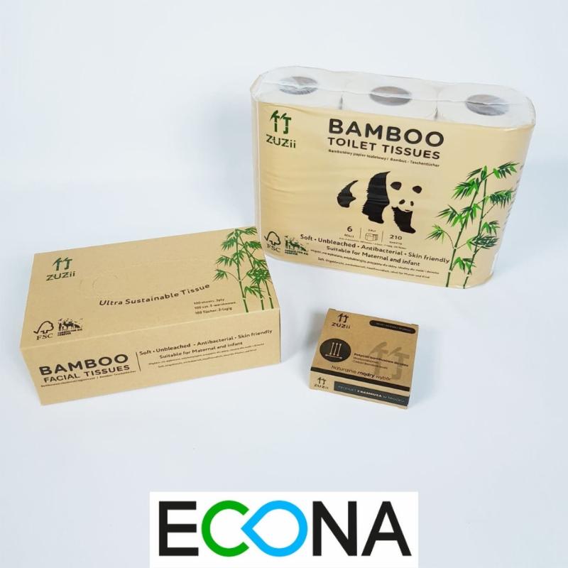 Zestaw ekologicznych, bambusowych artykułów higienicznych marki ZUZii: papier toaletowy w opakowaniu z pandą, pudełko chusteczek do twarzy i małe pudełko z produktem. Całość na białym tle,...
