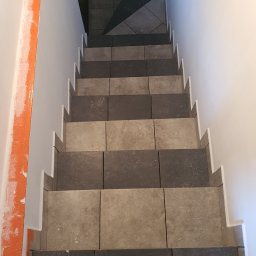 PLESS-FLIZ glazurnictwo,wykonczenia wnetrz Adrian Hlubek - schody do piwnicy