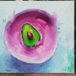 Abstrakcyjne malowidło przedstawiające przekrój awokado w różowej obwódce na błękitnym tle, wykonane grubymi pociągnięciami pędzla.