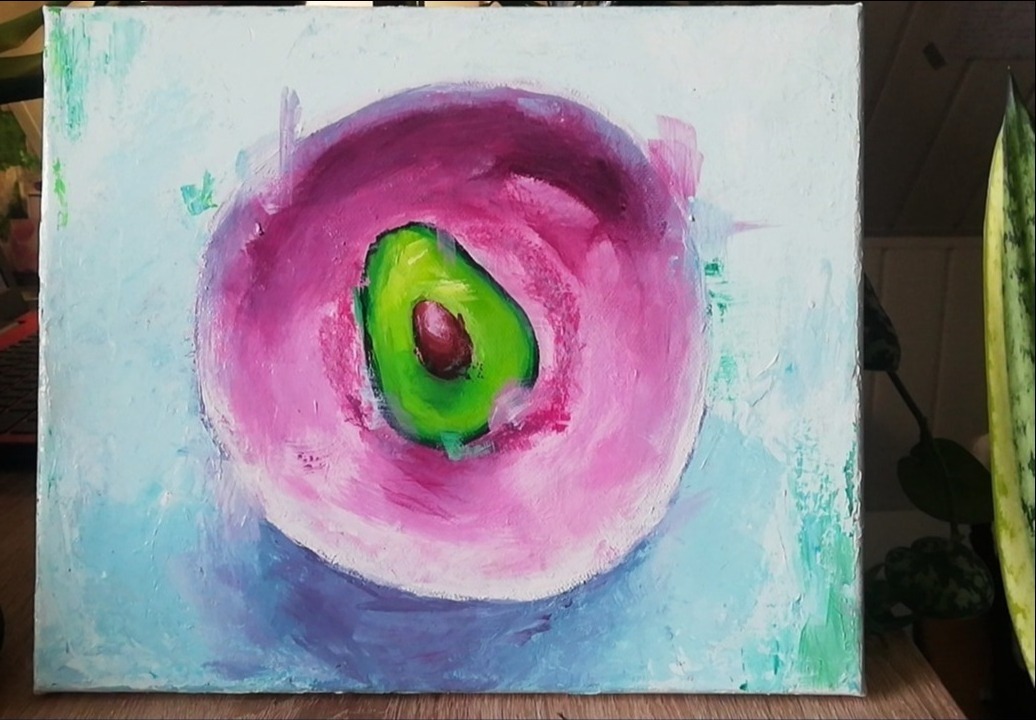 Abstrakcyjne malowidło przedstawiające przekrój awokado w różowej obwódce na błękitnym tle, wykonane grubymi pociągnięciami pędzla.
