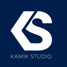 Minimalistyczne białe logo Kamik Studio na granatowym tle, łączące litery K i S w geometryczną całość.