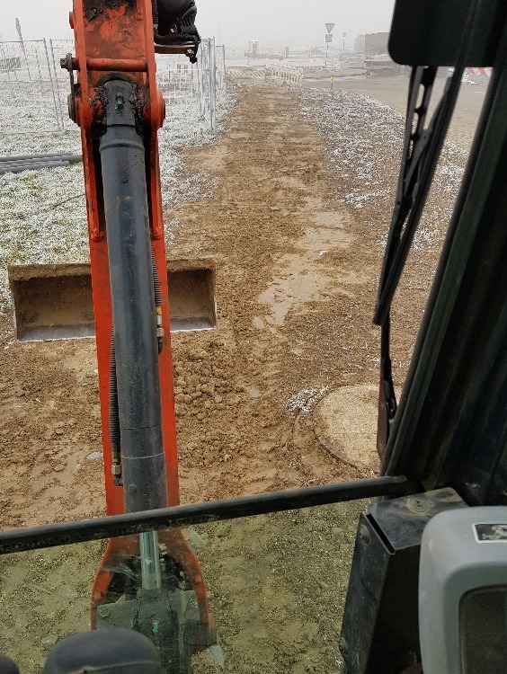 Plantowanie terenu po wykupie na kabel zasilania Energylandia sn 60 kV.