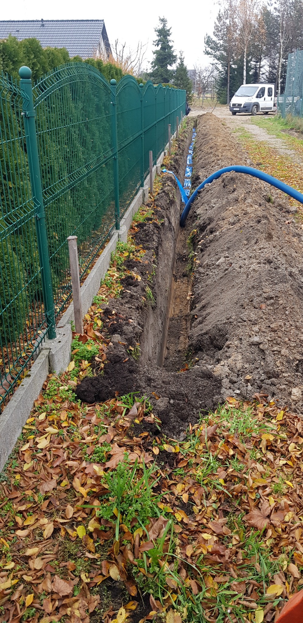 Wykop i układanie sieci Nn zasilania do budynku jednorodzinnego .