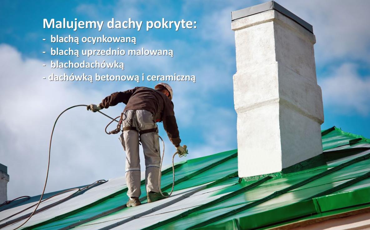 Pracownik w uprzęży, z pistoletem natryskowym, maluje zielony dach z blachy trapezowej, widoczny komin. Na górze zdjęcia tekst reklamowy.