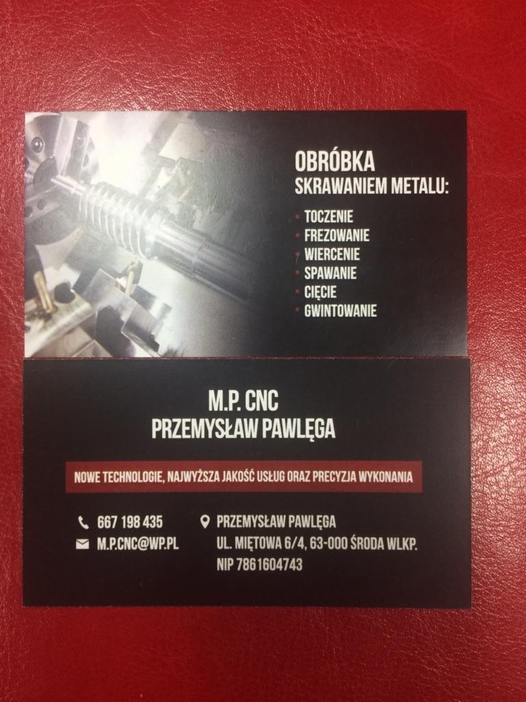 Wizytówka firmy M.P. CNC Przemysław Pawlęga oferującej obróbkę skrawaniem metalu, z wyszczególnionymi usługami toczenia, frezowania, wiercenia, spawania, cięcia i gwintowania, na tle zdjęcia detalu...