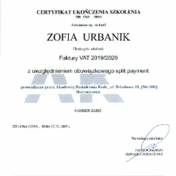 Skan certyfikatu ukończenia szkolenia z zakresu faktur VAT 2019/2020 z uwzględnieniem split payment, wydanego przez Akademię Kształcenia Kadr dla Zofii Urbanik, podpisanego przez doradcę...