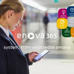 Kobieta w granatowym płaszczu korzysta z telefonu, wyświetlając logo Enova365 dla biznesu, z ikonami reprezentującymi Business Intelligence, Handel i magazyn, Sprzedaż i CRM, Projekty i usługi...