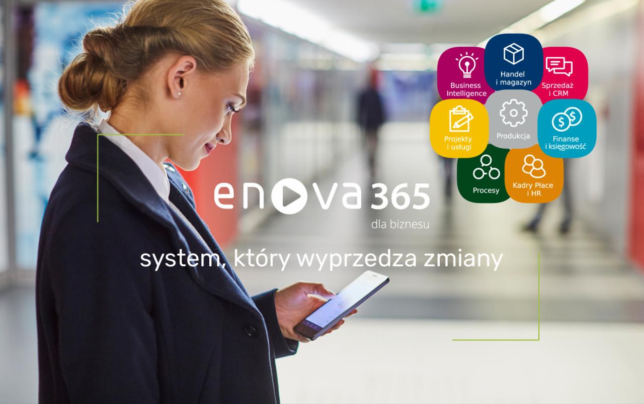 Kobieta w granatowym płaszczu korzysta z telefonu, wyświetlając logo Enova365 dla biznesu, z ikonami reprezentującymi Business Intelligence, Handel i magazyn, Sprzedaż i CRM, Projekty i usługi...