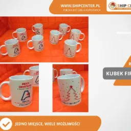 Prezentacja firmowych kubków z nadrukiem świątecznym i logo, ustawionych na pomarańczowym tle, jako przykład realizacji projektu.