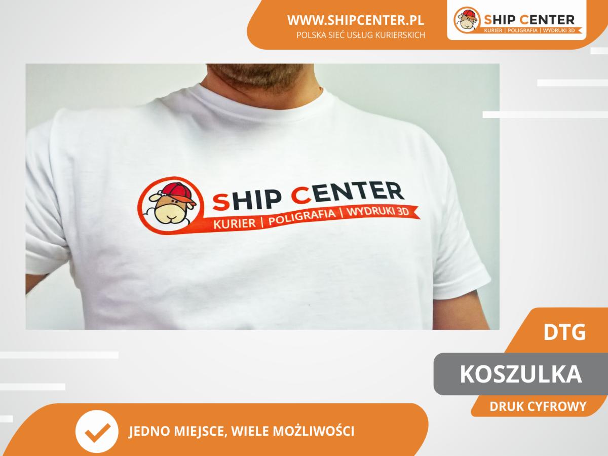 Mężczyzna prezentuje białą koszulkę z nadrukowanym logo firmy Ship Center, oferującej usługi kurierskie, poligraficzne i wydruki 3D. Nadruk wykonany metodą DTG, widoczny napis 'koszulka druk cyfrowy'.