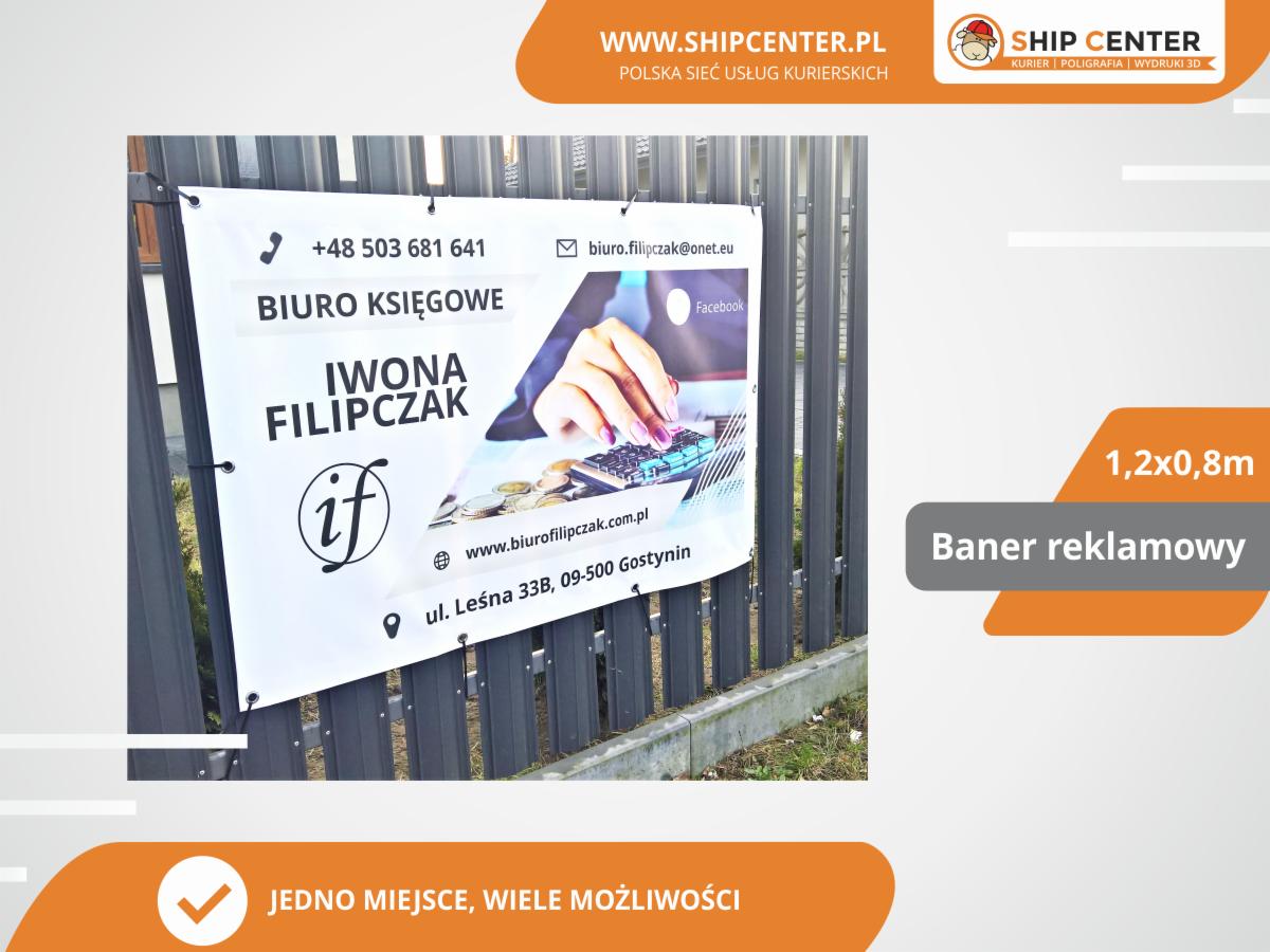 Baner reklamowy biura księgowego Iwona Filipczak z danymi kontaktowymi, wiszący na ogrodzeniu. Widoczny fragment logo firmy Ship Center w tle.