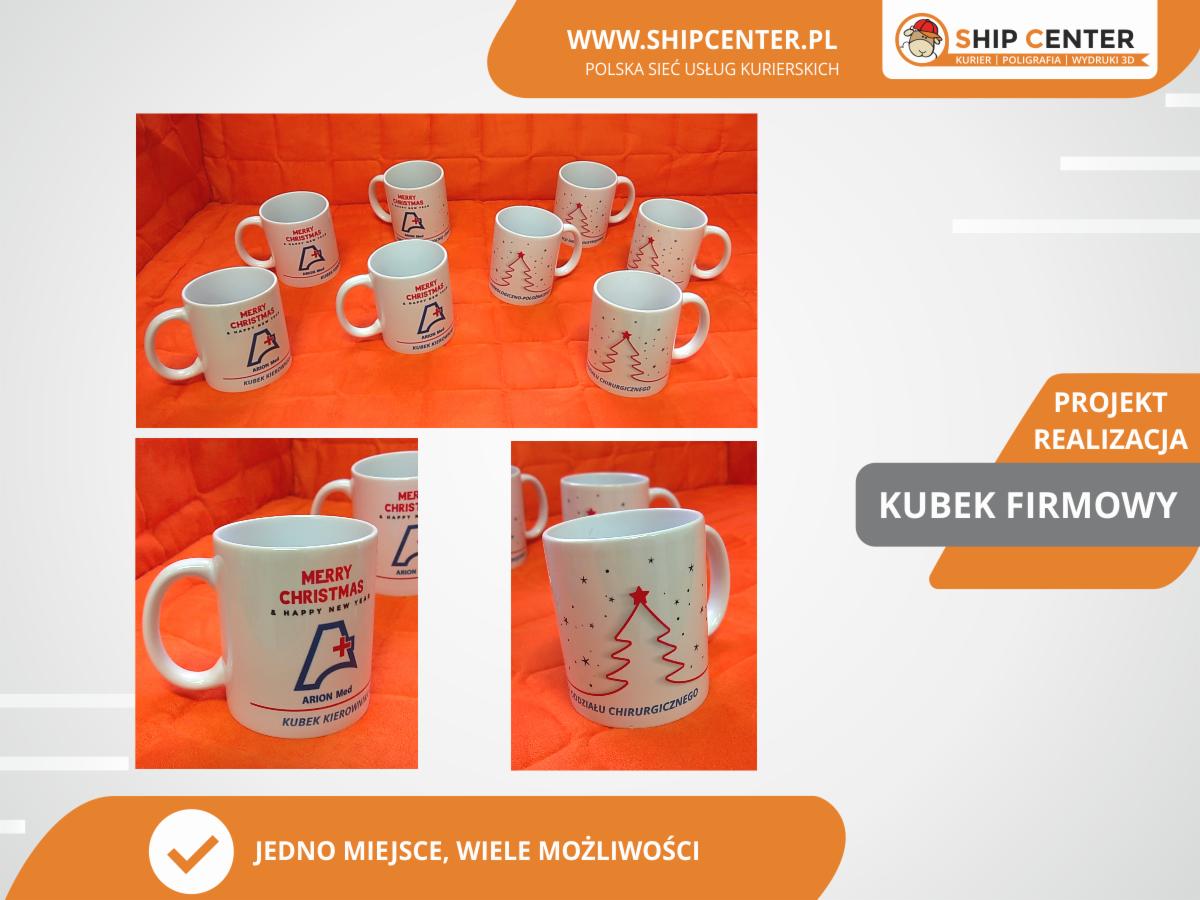 Prezentacja firmowych kubków z nadrukiem świątecznym i logo, ustawionych na pomarańczowym tle, jako przykład realizacji projektu.