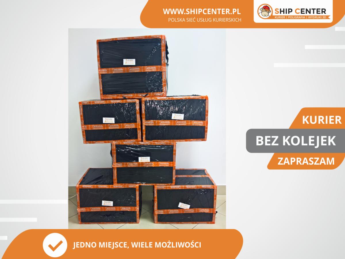 Stos zapakowanych paczek, owiniętych folią i taśmą z logo Ship Center, na białym tle z elementami graficznymi firmy.