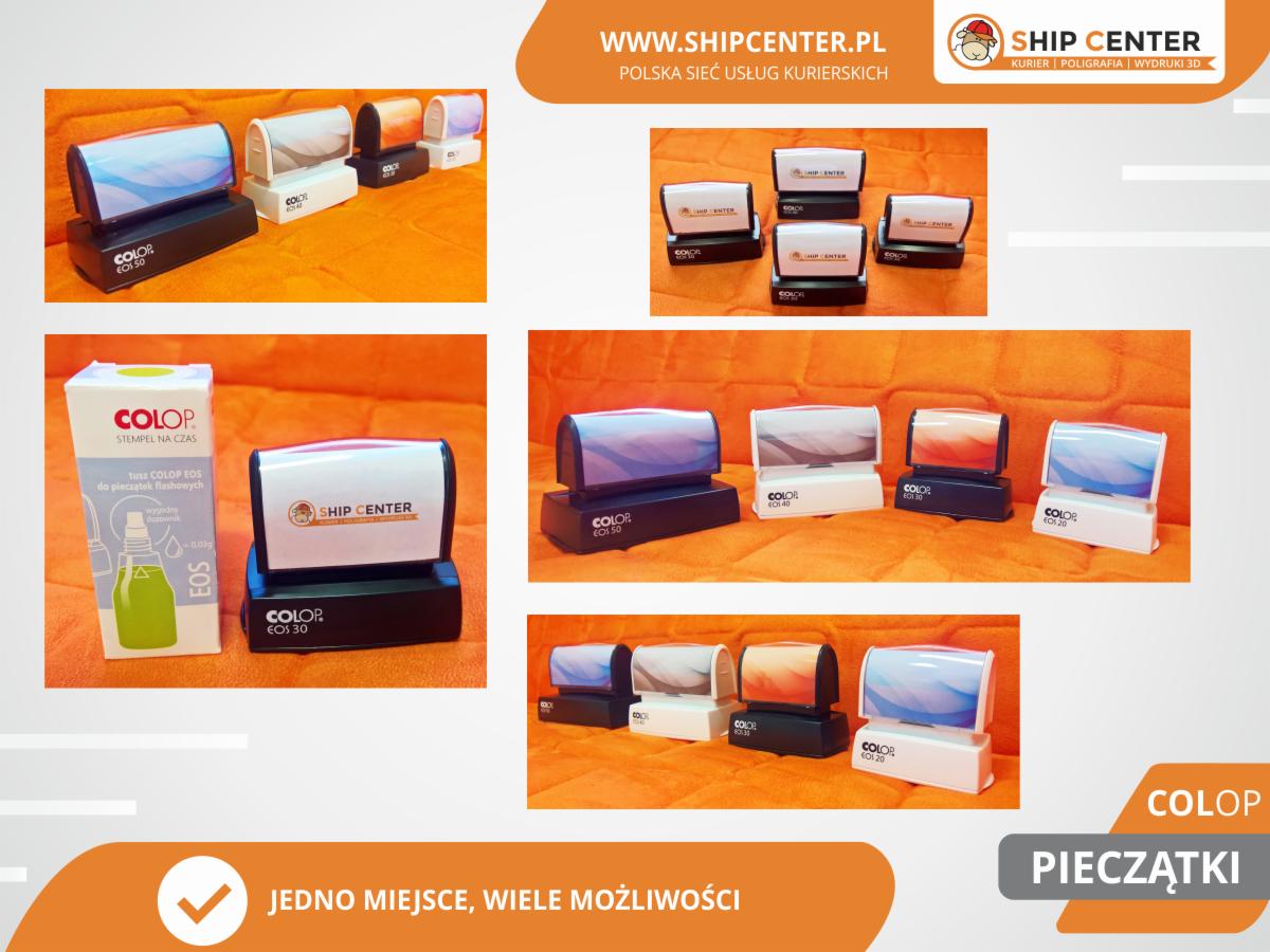 Zestaw pieczątek Colop o różnych rozmiarach i kolorach, prezentujących logo Ship Center oraz inne wzory, ułożonych na pomarańczowym tle. Dodatkowo widoczny tusz do pieczątek.