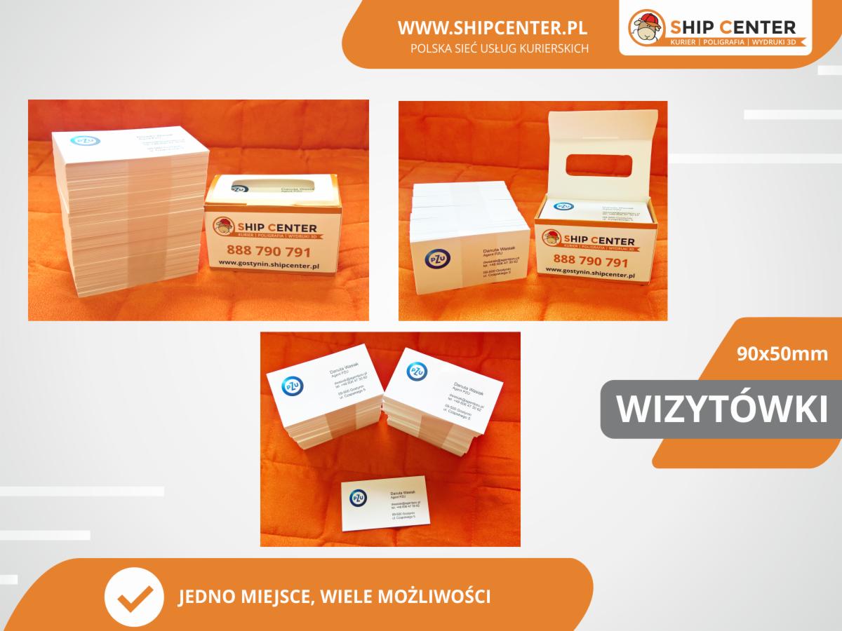 Prezentacja stosu kartoników z nadrukiem logo firmy Ship Center i danymi kontaktowymi, obok pudełko na kartoniki, całość na pomarańczowym tle.