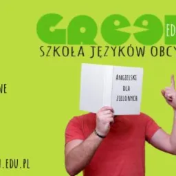 Mężczyzna w czerwonej koszulce zasłania twarz białą książką z napisem 'Angielski dla zielonych', wskazując palcem do góry na tle zielonego logo i informacji kontaktowych szkoły językowej.