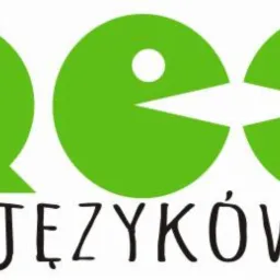 Zielone logo szkoły językowej 'GREEN', z dwoma Pac-Manami symbolizującymi naukę języków obcych, napisane czarną czcionką.