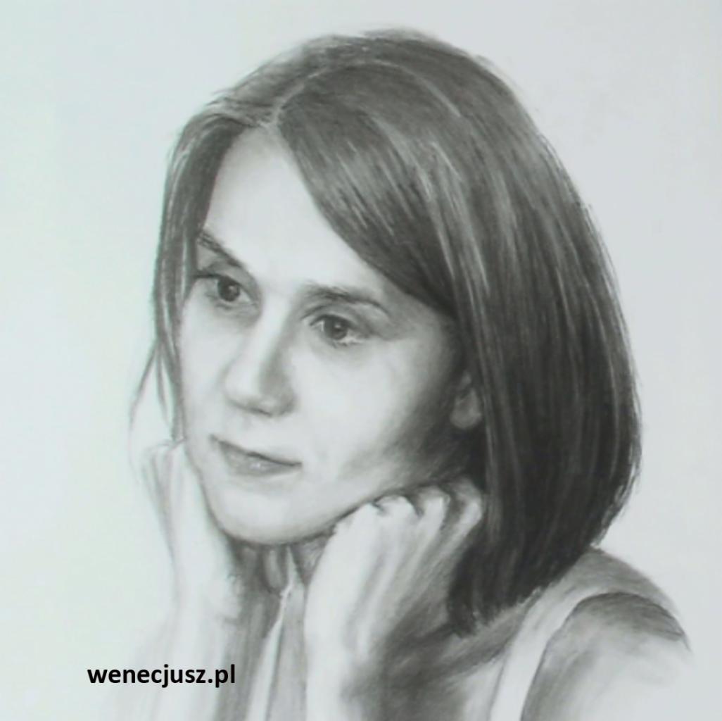 Portret kobiety narysowany ołówkiem, oparty podbródek na dłoniach, widoczny adres strony wenecjusz.pl w lewym dolnym rogu.
