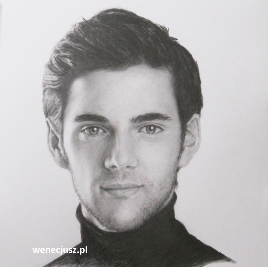 Portret mężczyzny narysowany ołówkiem, z delikatnym cieniowaniem i widoczną fakturą papieru, podpisany adresem strony internetowej w dolnym rogu.