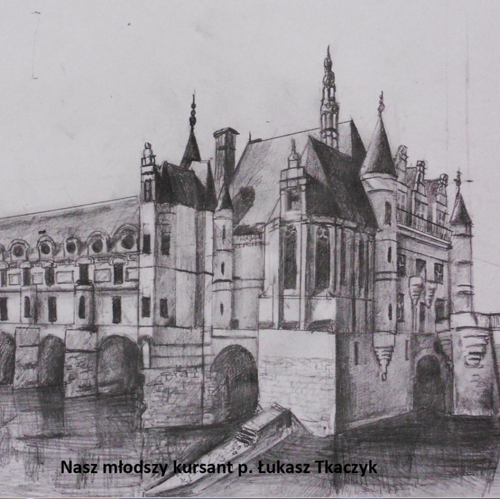 Ręczny szkic ołówkiem zamku na wodzie, wykonany przez młodszego kursanta Łukasza Tkaczyka, z widocznymi detalami architektury i refleksami w wodzie.